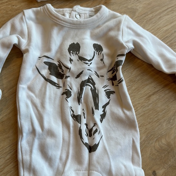 L’oved baby set of 2 footies with matching caps - Picture 5 of 8